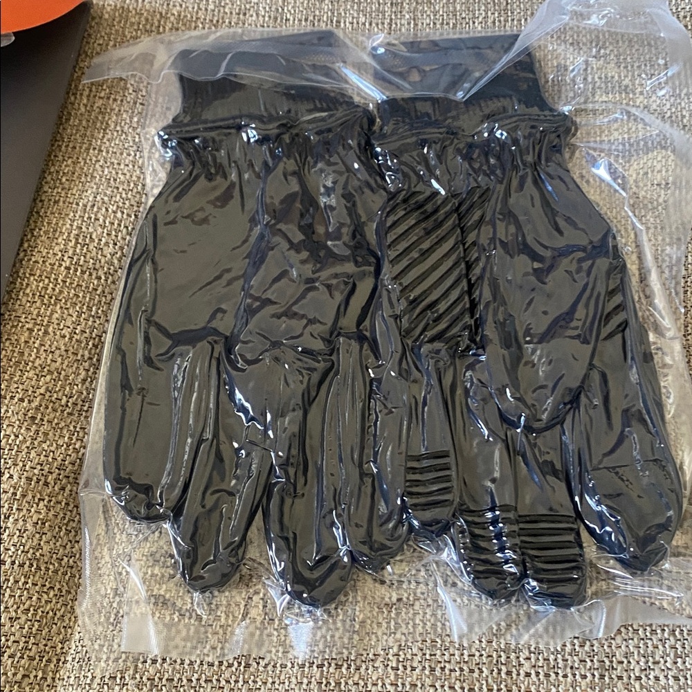 Essentials Gloves - Black Medium - Picture 5 of 5